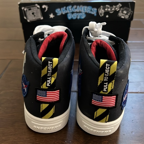 Skechers Boys High-Top Sneakers - Black and White with Astronaut Design, Size 3 - Picture 3 of 9